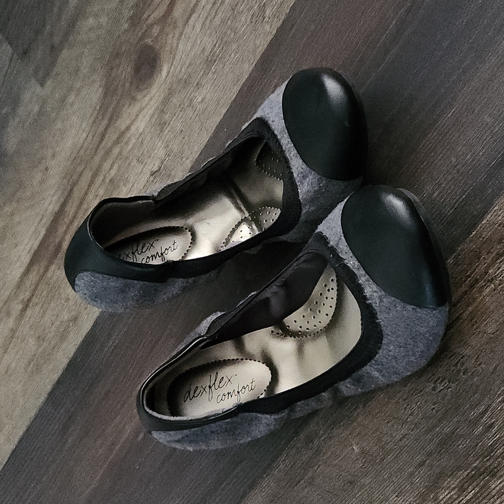 Payless Shoes DEXFLEX comfort gray & black Claire flat shoes size 6 1/2